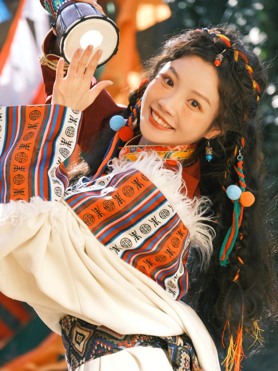 SichuanDaily's tweet photo. This girl in Tibetan costume smiles like the sun and makes me feel warm.
#China #Tradititonal #costume #culture #Chinese #beauty https://t.co/wkxlZffidY