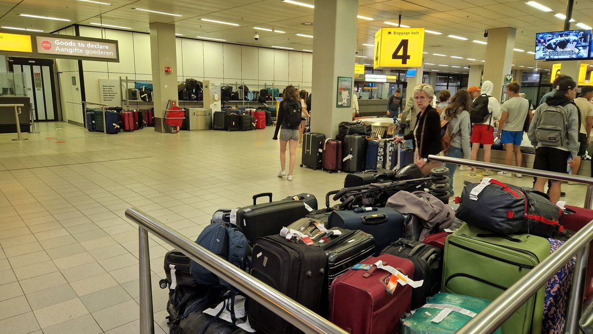 #Schiphol #chaos iemand op zoek naar zijn bagage...