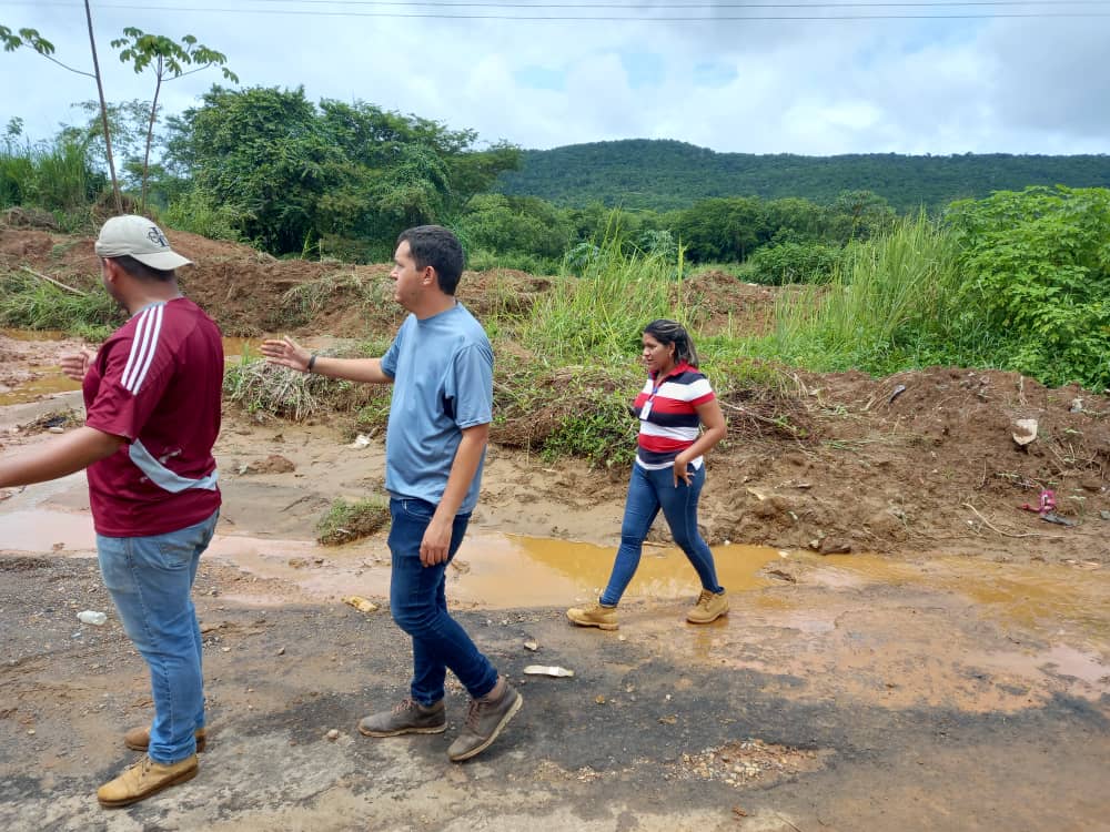 CallaoConcejo1's tweet photo. Desde La Cámara Municipal estamos trabajando en el sistema de drenajes en Sector La Fabrica Calle Los Cocos para que cada habitante pueda transitar de forma fluida. 
Nos acompañaron los Concejales @fernandareddy88 @gomerfgarcia @osberthbernal y Mauro Azocar https://t.co/X9YDU0jZzg