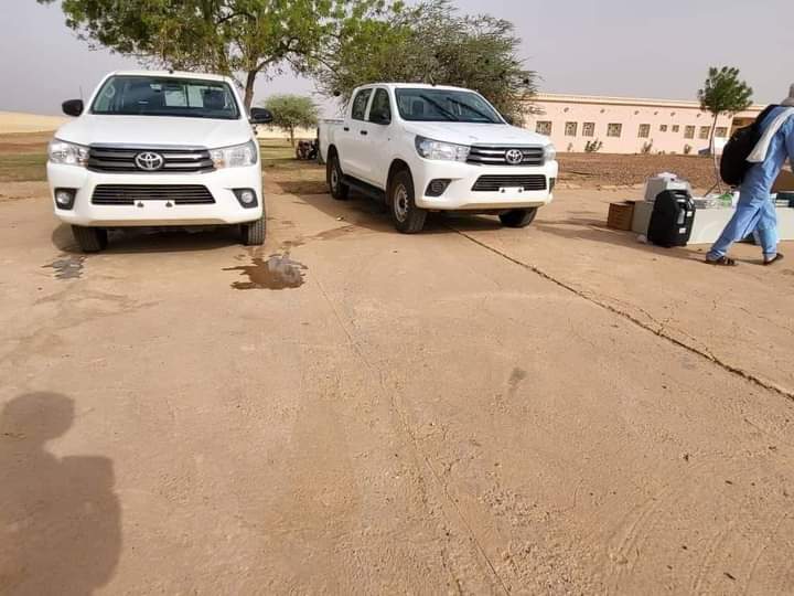 Mossa_ag's tweet photo. Remise ce jour 29 juin 2022 de 2 ambulances, 2 voitures 4*4 et du matériel médical au CSREF de #Ménaka, par l’ONG #ADPEN sur financement de l’ONG @ARAPACISINITIAT avec l'appui du gouvernement #Italien. https://t.co/qh7qe6sMOl