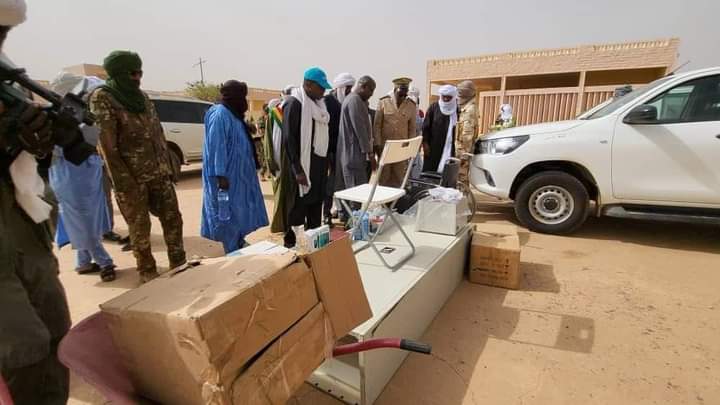 Mossa_ag's tweet photo. Remise ce jour 29 juin 2022 de 2 ambulances, 2 voitures 4*4 et du matériel médical au CSREF de #Ménaka, par l’ONG #ADPEN sur financement de l’ONG @ARAPACISINITIAT avec l'appui du gouvernement #Italien. https://t.co/qh7qe6sMOl