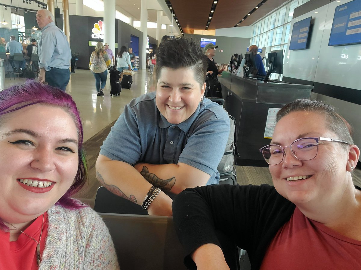 MrsjaciC's tweet photo. Hanging out at the airport with @mrsjennsimpson and @BAM_EdAdvisor talking about #edmentum https://t.co/lup73Goaww