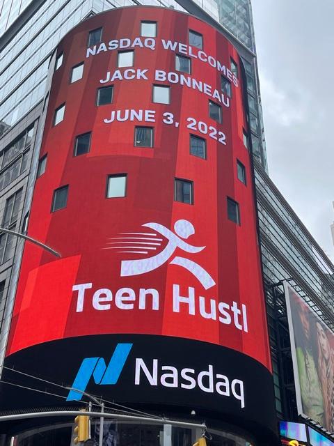 TeenHustl's tweet photo. @Nasdaq thank you for the shout out to Teen Hustl &amp; the photo op!  We're expanding Teen Hustl nationwide, apply if you're 15-19 years-old or share w/ a motivated teen for this great opportunity.  Apply at https://t.co/bBtYeFzFiA 

#teenagers #firstjob #lastmiledelivery #hustle https://t.co/8SAZiUhp0W