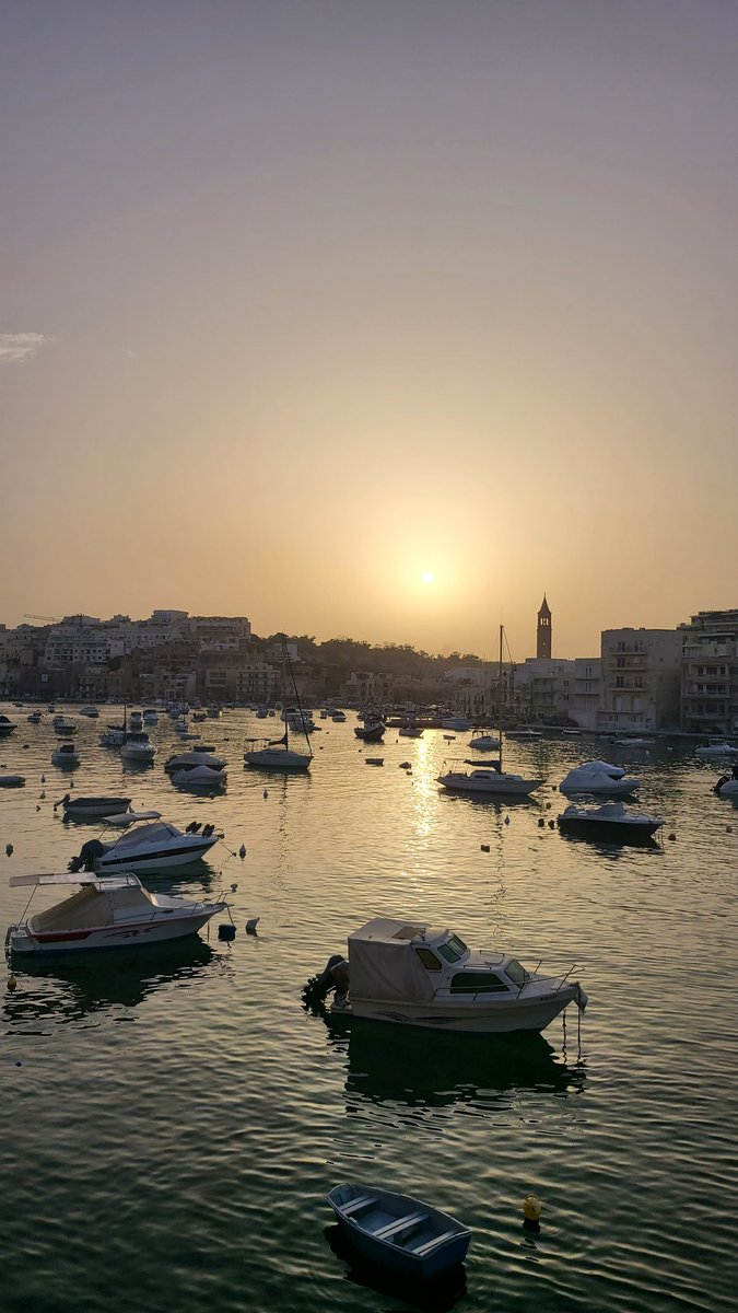 tra_live_'s tweet photo. #nofilter 

ほんとは首都の #Valletta か #Sliema のホテルを取りたかったけど、
なぜか間違ってアクセスしにくい #Marsaskala #マラサスカーラ という小さな街にステイすることに…。

だけど思ったよりいいとこで感動！
📷️ 左 : 午後7時40分くらい
📷️ 右 : 午後10時15分くらい https://t.co/z81JAWk26M