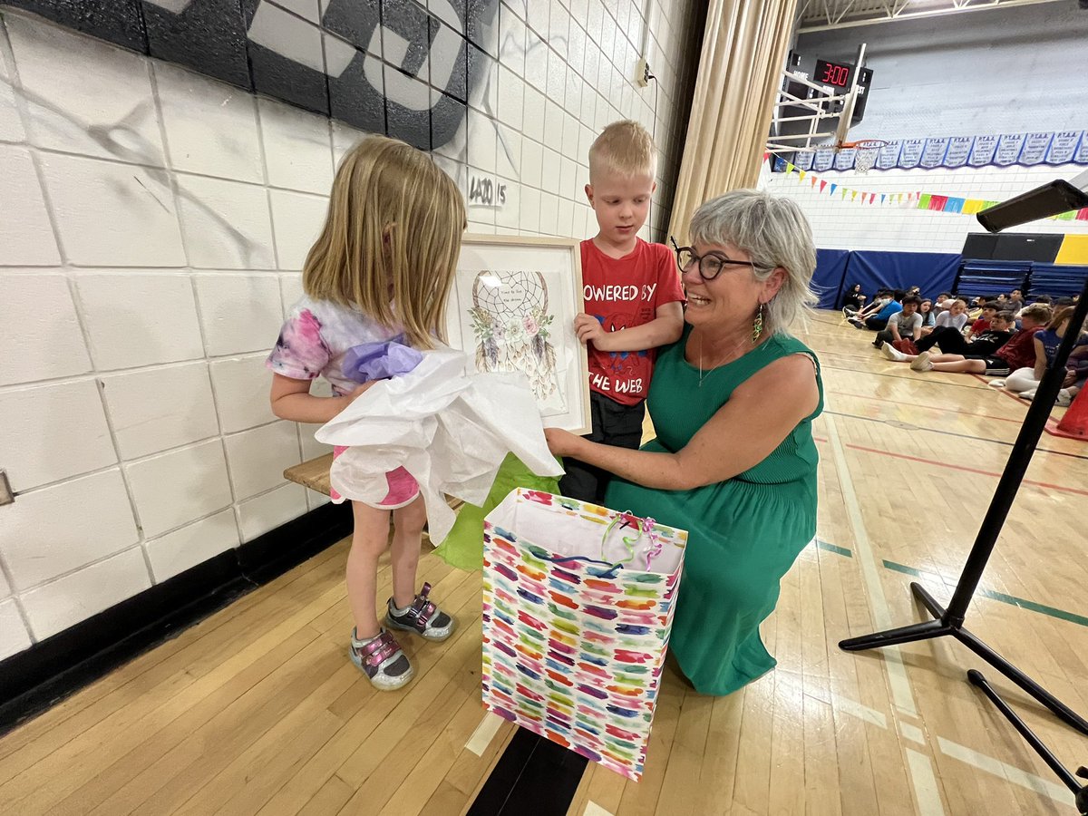 LindenMeadows's tweet photo. @LindenMeadows School and Linden Meadows Parent Advisory Council honours https://t.co/NeZyMzbilQ on her last day with kids at LM.  @inspireswonder https://t.co/uMFI2a6QiJ