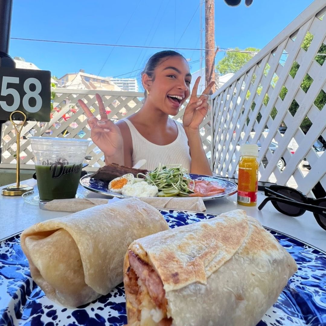 larinasthinker's tweet photo. pov: date with any and sabina 💞 https://t.co/tJYZpVu8Op