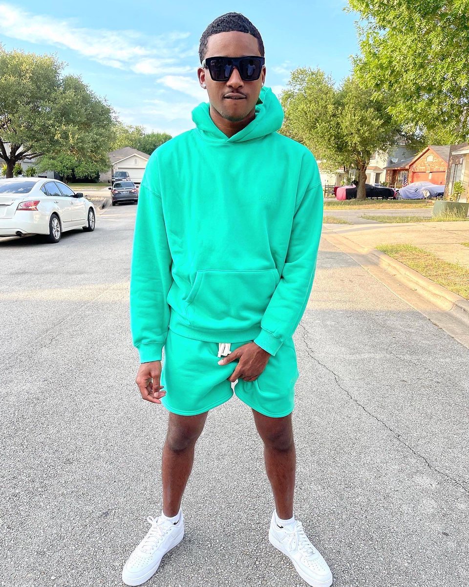 _biganttt_'s tweet photo. In my own lane🥶 all black shades like I’m Bruce Wayne🦇 #woahh https://t.co/rFU4PxBhJF