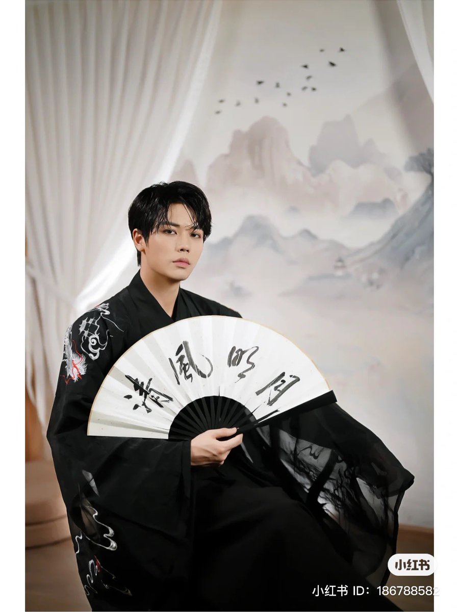 「📸 | LINDOO! #LinYanjun em novas fotos 🖤
