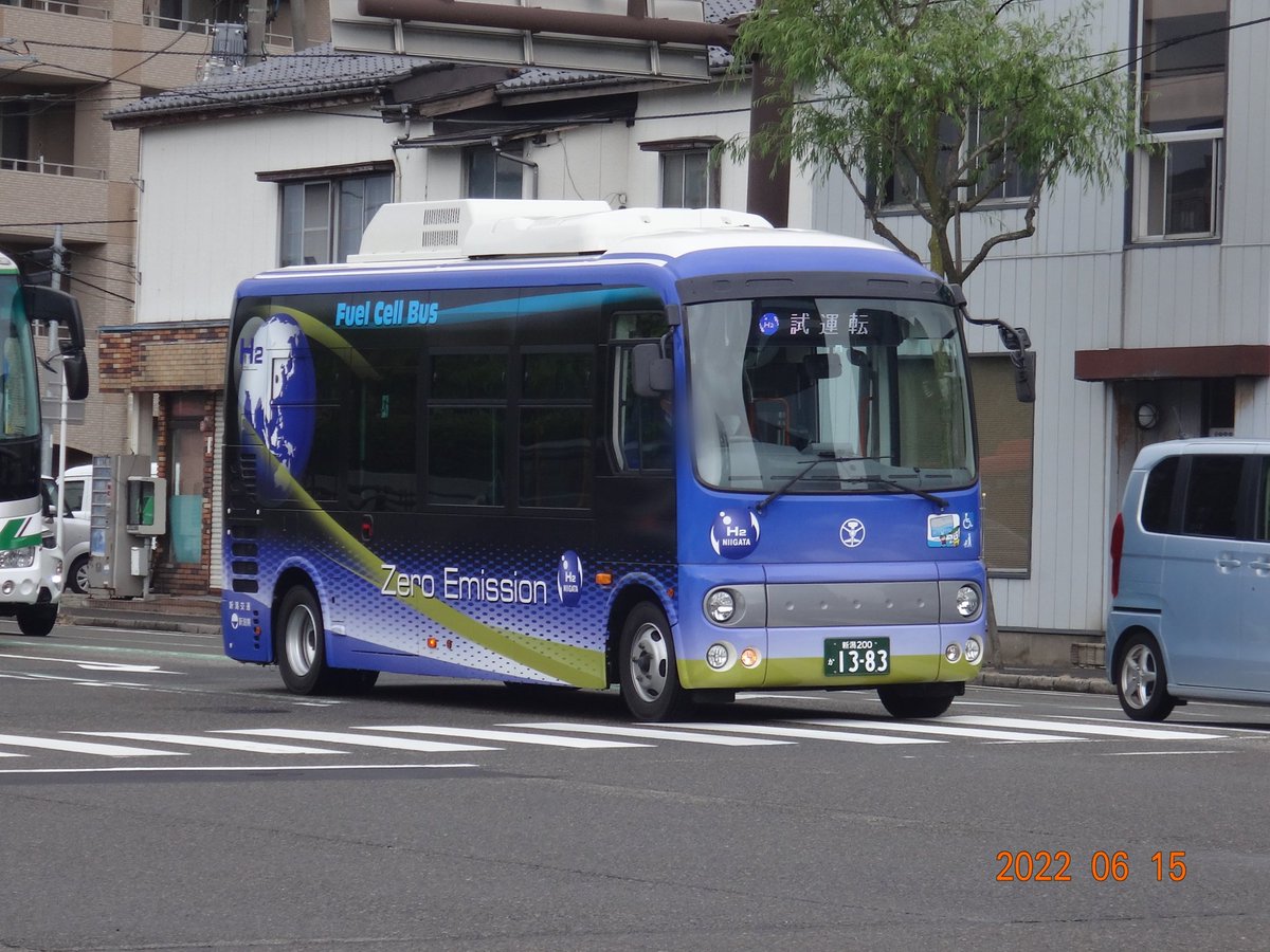 Murakami_Bus's tweet photo. #6月を写真4枚で振り返る
新潟交通に江ノ電中古導入、小型燃料電池車リベンジ撮影成功、村上営業所にH193移動。 https://t.co/YSIn4Vn7cB