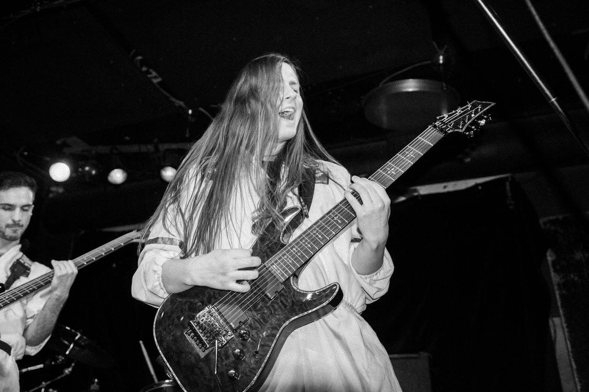 CorgiBootyy's tweet image. It&apos;s been 3 and a half years, with a year and a half of nothing, since I first stepped on stage and was mortified to move at all. Now I love playing shows and can&apos;t wait to be able to explore new places with @DONeptune / @DieAnotherDAD .
📸: @karysssaleigh