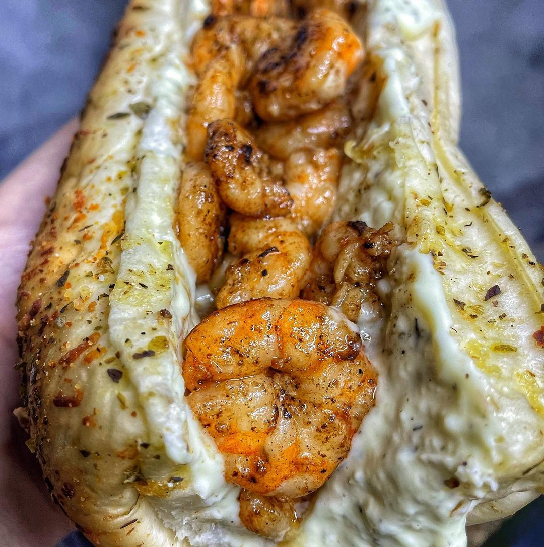 food_porn17's tweet image. PÃO DE ALHO RECHEADO COM CAMARÃO