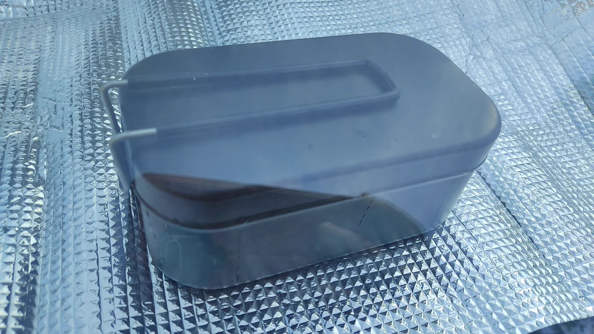 暑い日のダッシュボードで大実験！メスティンに水と玉子入れた結果は？