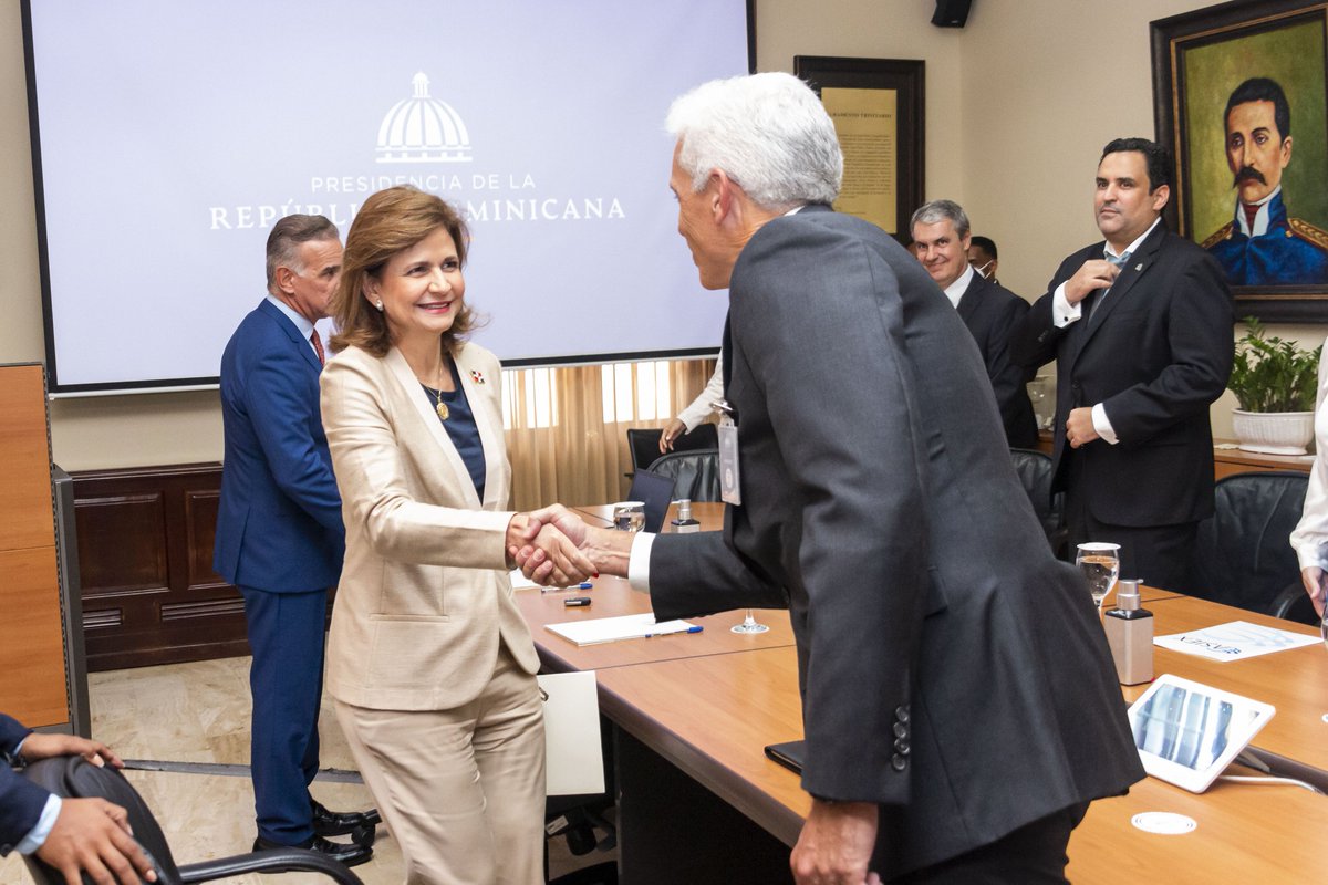 RaquelPenaVice's tweet photo. Como presidenta y coordinadora del Gabinete de Promoción de Inversiones, me reuní con el Sr. Alejandro Peña Prieto, nuevo presidente @Asiex_RD, junto a otros miembros de esta asociación, que agrupa a más de 70 empresas multinacionales radicadas en territorio dominicano. 1/2 https://t.co/9QX06l9Moh