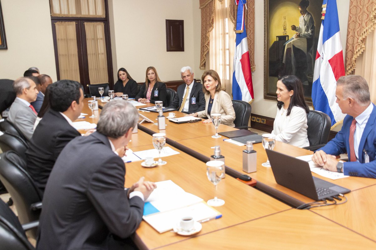 Como presidenta y coordinadora del Gabinete de Promoción de Inversiones, me reuní con el Sr. Alejandro Peña Prieto, nuevo presidente <a href="/Asiex_RD/">ASIEX</a>, junto a otros miembros de esta asociación, que agrupa a más de 70 empresas multinacionales radicadas en territorio dominicano. 1/2