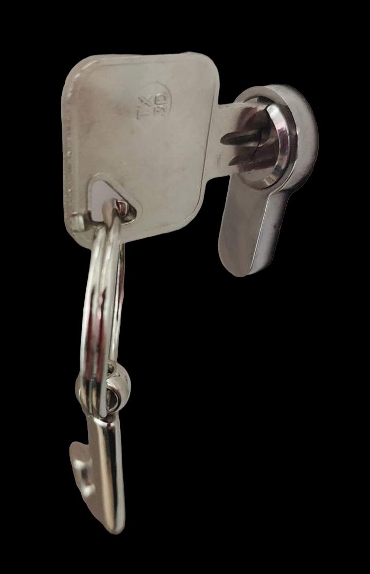 MelodyG23316922's tweet photo. #stilllife 
#keyandlock 
#photo https://t.co/MnmoJItuIc