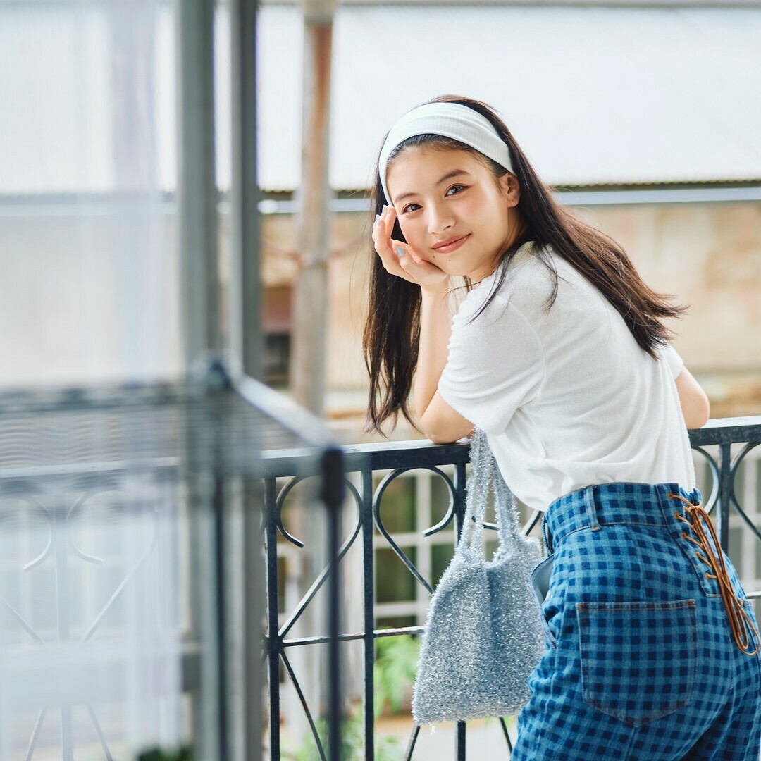 出口夏希 🤍白T＋ちょい個性派なデニム👖 “陰陽”モチーフのネックレス