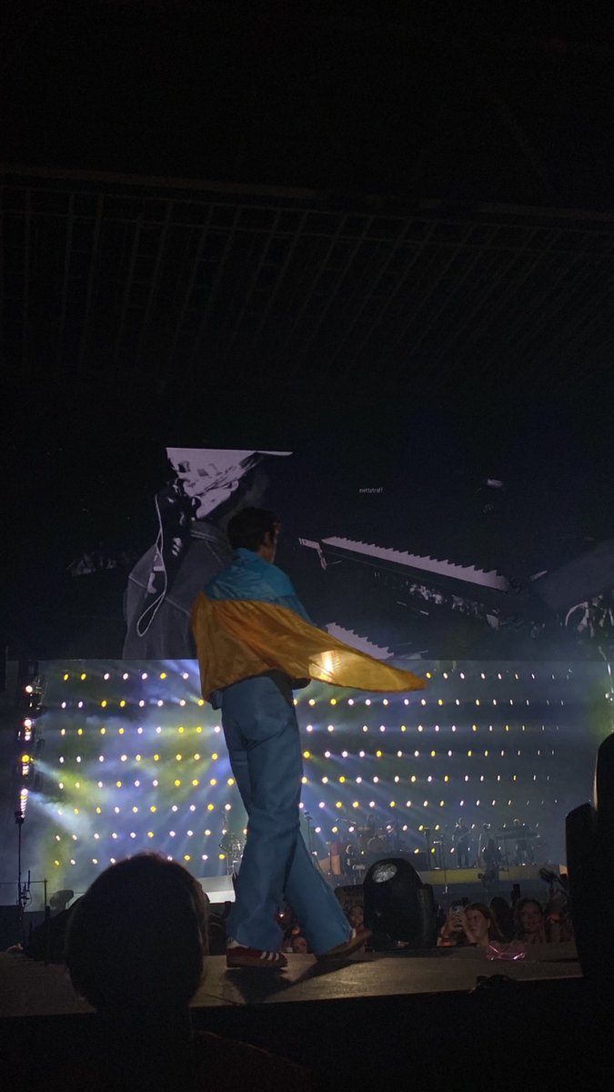 holivia_update's tweet photo. Harry with Ukrainian flag ❤️🇺🇦🙏 #LoveOnTourStockholm #hslotstockholm #HarryStyles #HarrysHouse #Ukraine #StandWithUkraine️ https://t.co/1ne5HC4zT6