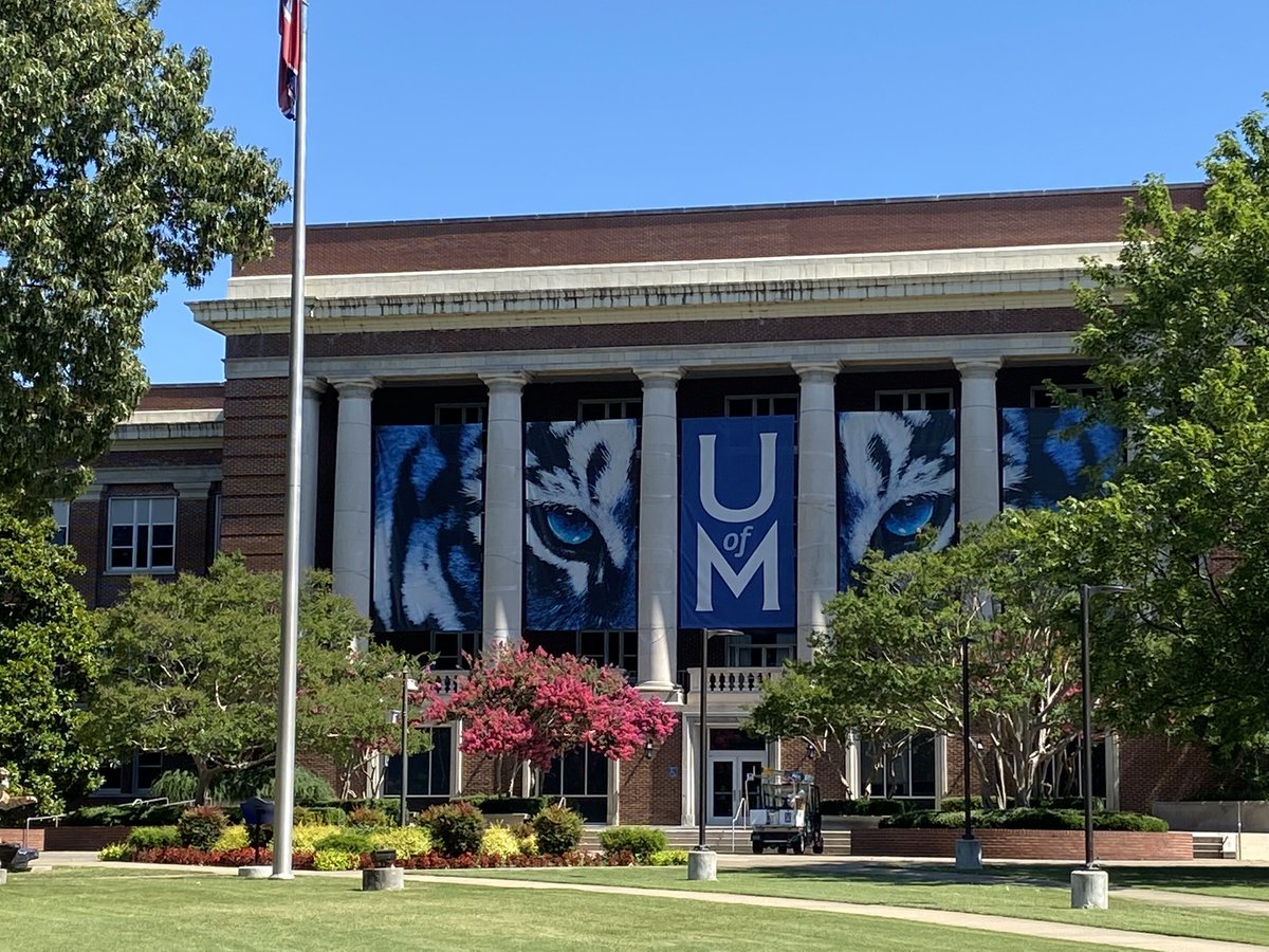 AHSCollegeCentr's tweet photo. While visiting Memphis, TN, I went on a tour of the University of Memphis. Beautiful campus, wonderful hospitality, highly affordable for StL students and close to home (3 1/2 hrs). Great academic programs and a (R1) Research school. Contact Mrs. Giunta is you have any questions! https://t.co/mj0mUSJjMg