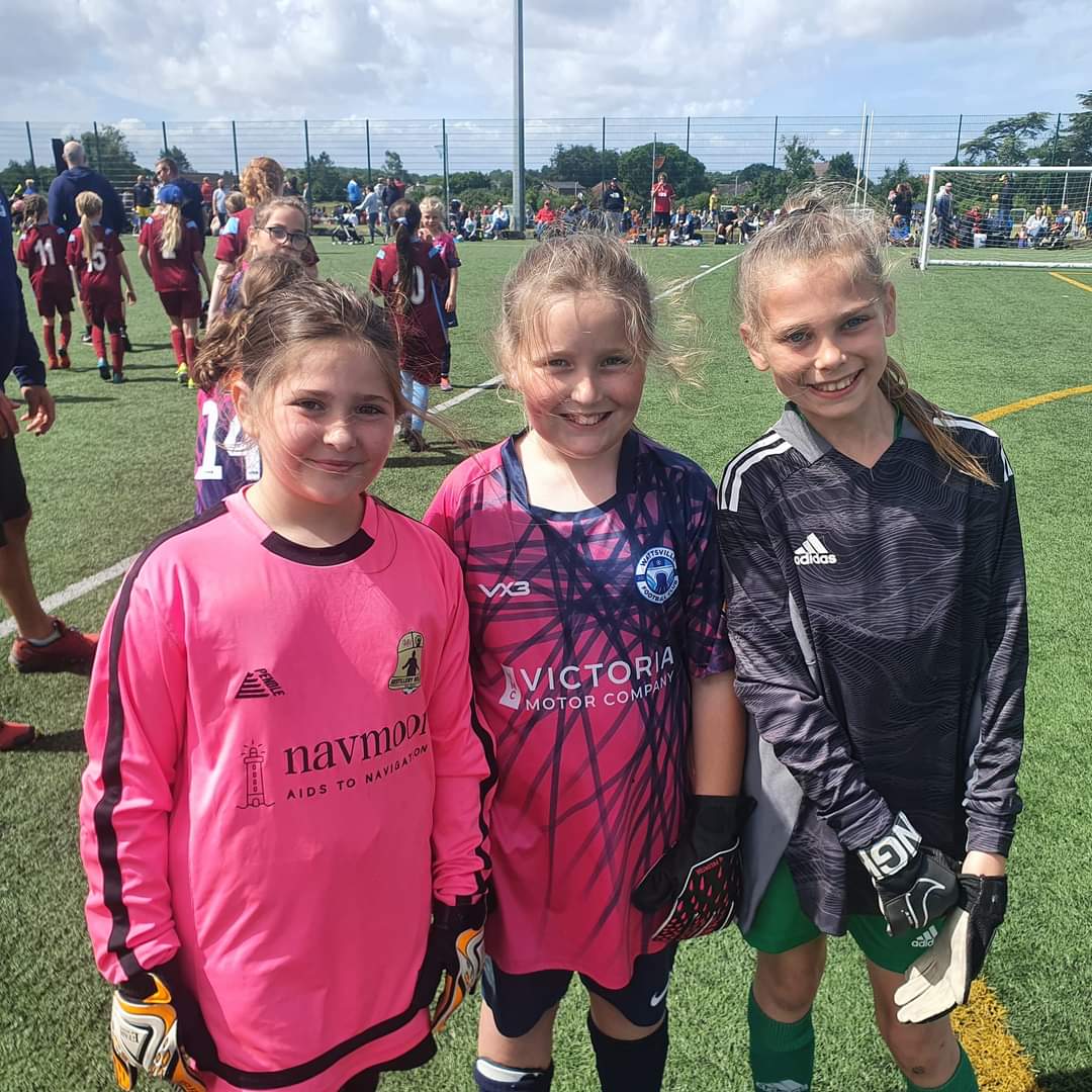 Our u11 goal Alara making friends outside the club during her extra goalkeeper training. Well done Alara. #traininghard#buildingconfidence#strength#skills