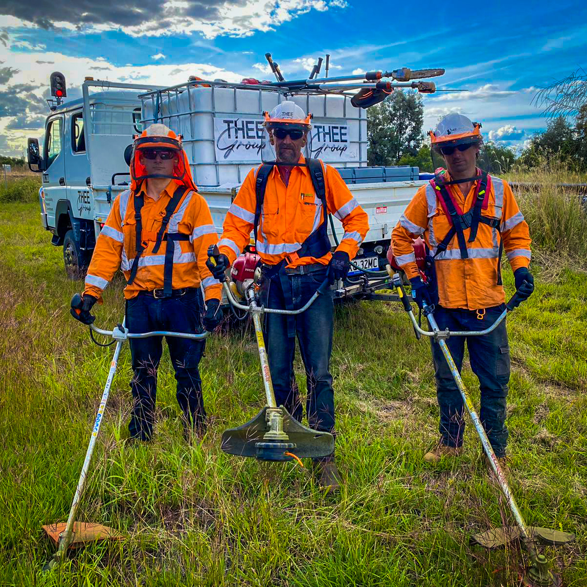 GroupThee's tweet image. THEE Group welcomes a new member to the Vegetation Team, training completed, on his first steps with THEE at Biloela. 

#vegetationcontrol #trainee #vegetation #training #rail #railway #brushcutter #tractorslashing #vegcrew