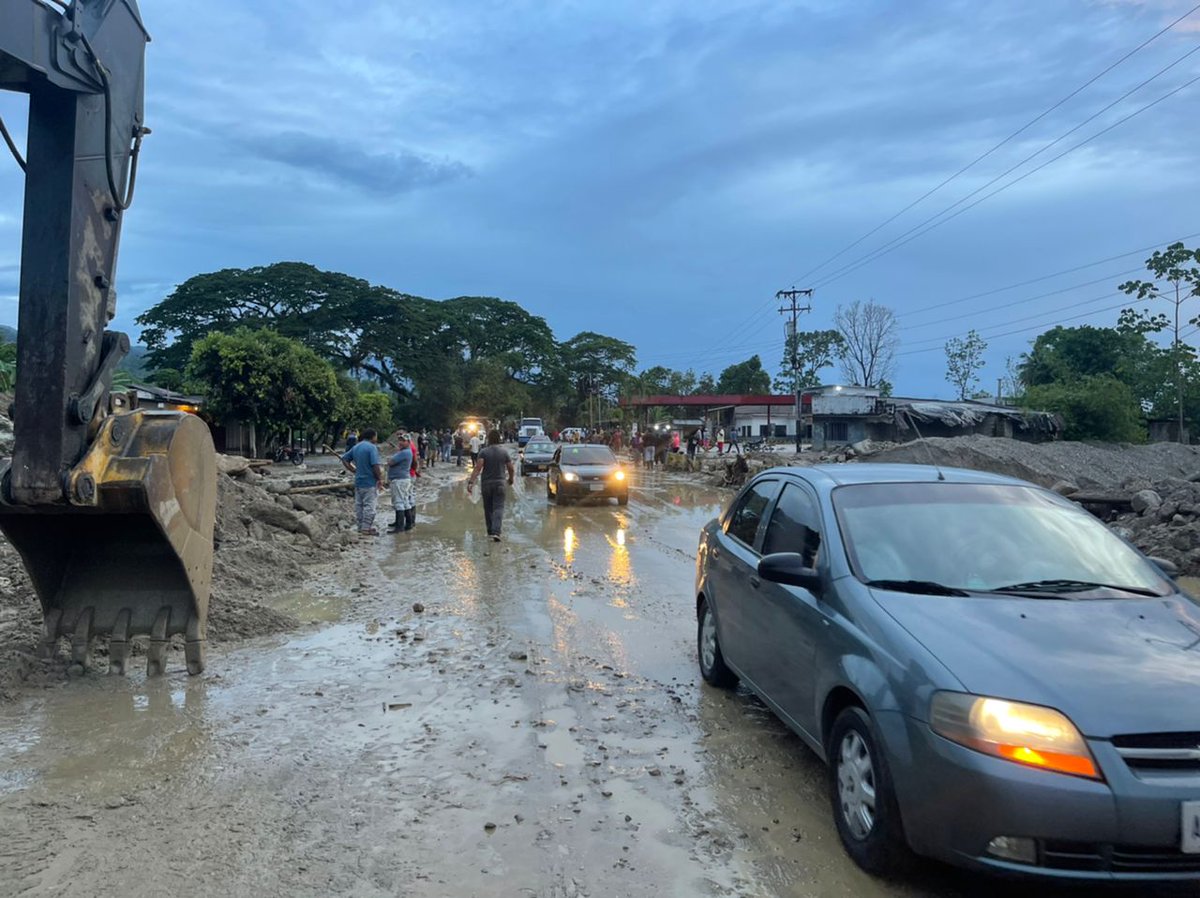 En tiempo récord, restituido el paso vehícular en la T001 en el sector Caño Tigre del municipio Obispo Ramos de Lora, gracias a las fuerza de trabajo de hombres y mujeres de la Gobernación Bolivariana de Mérida, la organización popular y los organismos de seguridad y prevención.