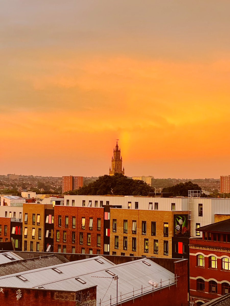 jontangerine's tweet photo. Looking east at sunset. It was one of those incongruous, fey sunsets that refracted 360° around the sky on a sultry Bristol summer night. #orangehour https://t.co/HkiKHdTNjK