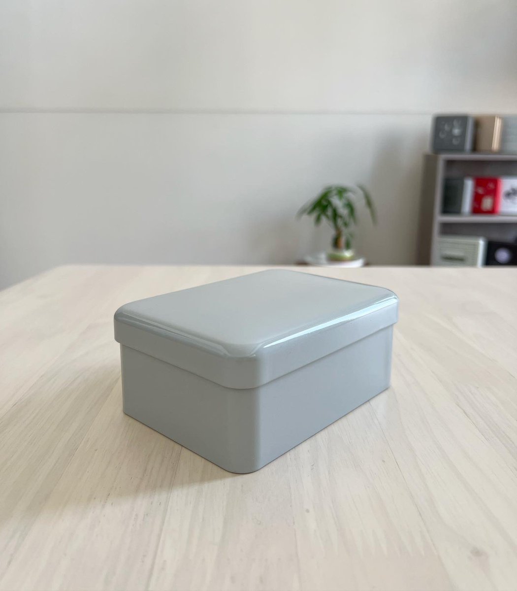 cancanworker929's tweet photo. 大人気の90サイズ缶��新色のご紹介です。
・
サイズ:90×130×50mm
カラー:グレー
最小ロット:無地缶1缶〜／印刷あり100缶〜
専用グラシン紙:1枚〜
・
・
#クッキー缶　#無地缶　 #印刷あり　#シルク印刷　#フルカラー印刷　#小ロッ　#グレー　#薄いグレー https://t.co/Q6M7B13g4G