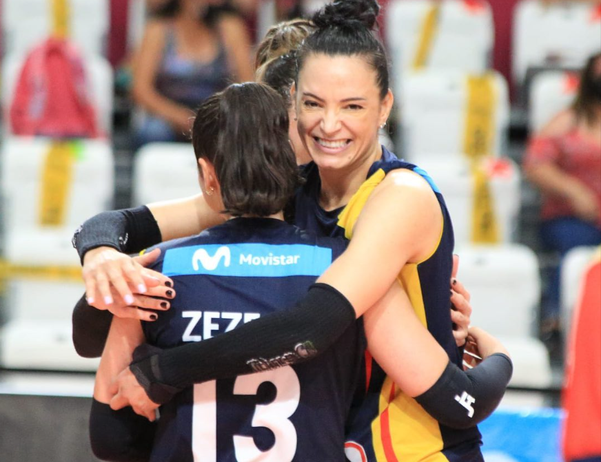 v_alezia's tweet photo. Cierto. Ju Nogueira, jugó la temporada 2021/22 en #Jaamsa junto a Ednéia Anjos de Souza y Paula Klein. Fue lindo ver en la liga🏐🇵🇪 a varios clubes con jugadoras🇧🇷 entre ellas: Emanuelle Dos Santos, Bruna Neri, Emilia Nunes De Olveira, Marina Scherer. 😊
#LNSV
#Volleyball 🔥 https://t.co/kXDPWXC4Ai