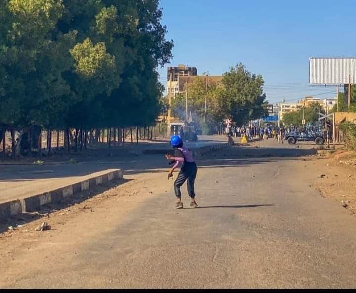 thowaibaeltahir's tweet photo. This post is writtten by @Greenrosseta 

Inspired by a shared post, on a friend's FB page, portraying women in protests around the world.
I gathered a few images of women in Sudan at the frontline..

We have been resisting the #SudanCoup non-stop over the past 8 months. https://t.co/u29SsXKpuH