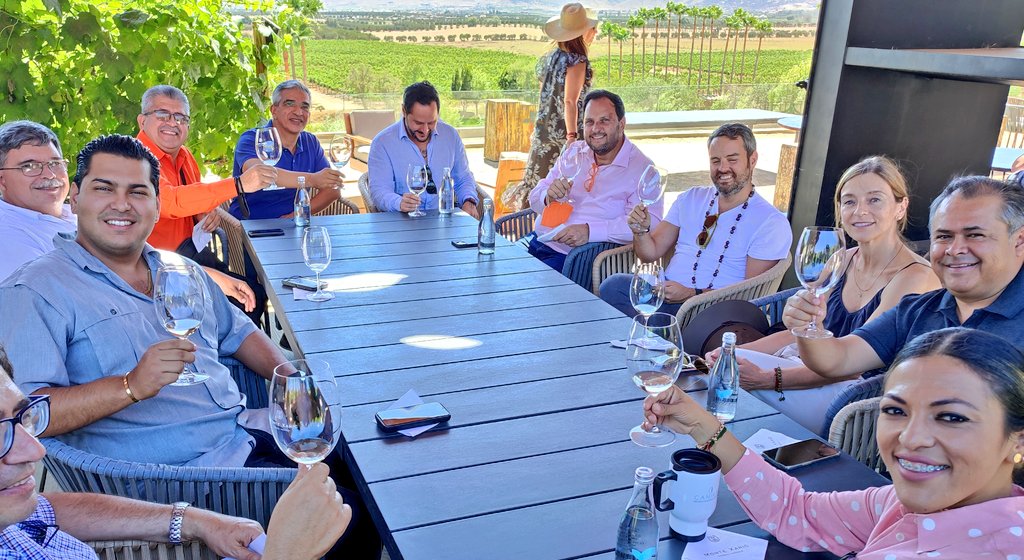 canirac's tweet photo. 🍇Como parte de las actividades de nuestra #JuntaNacionalDePresidentes en #BajaCalifornia, los miembros de CANIRAC disfrutaron el encanto de #ValledeGuadalupe, el paraíso enológico que ha posicionado al estado como destino turístico,gastronómico y cultural de México 🇲🇽 https://t.co/XtBur9P6LH