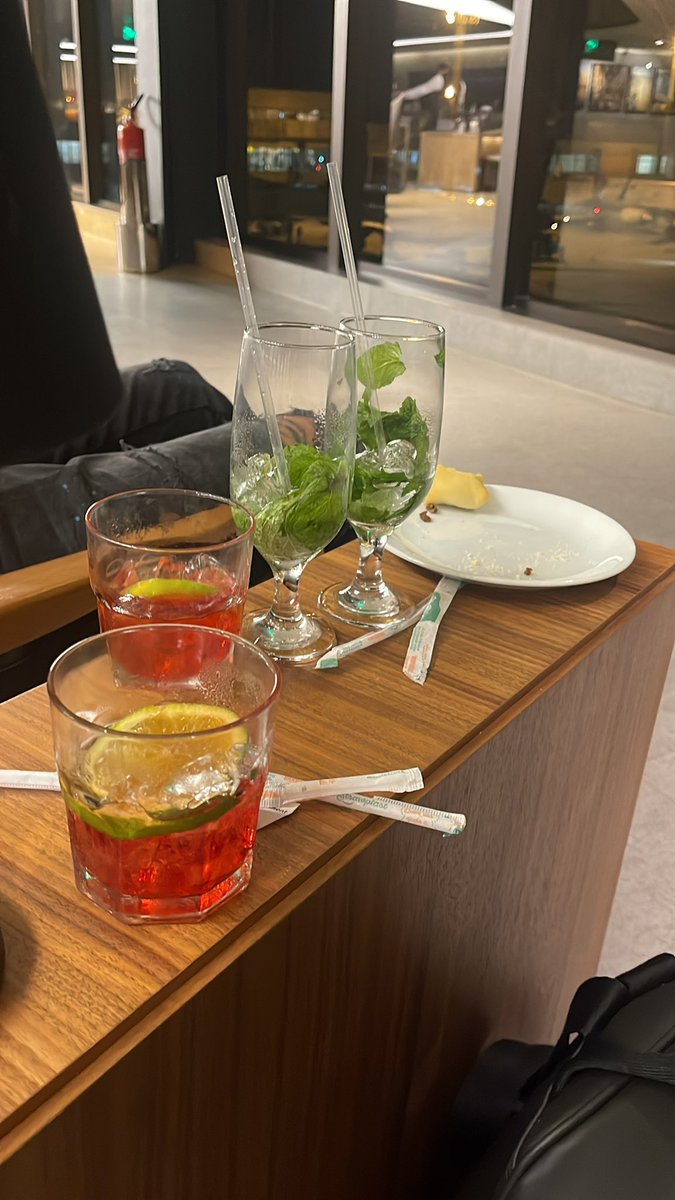 DomVittor's tweet photo. E assim nos despedimos do aeroporto de Guarulhos !!! Valeu aí conexão, rendeu risadas e piadas horríveis kkk https://t.co/kOVcneIjiz