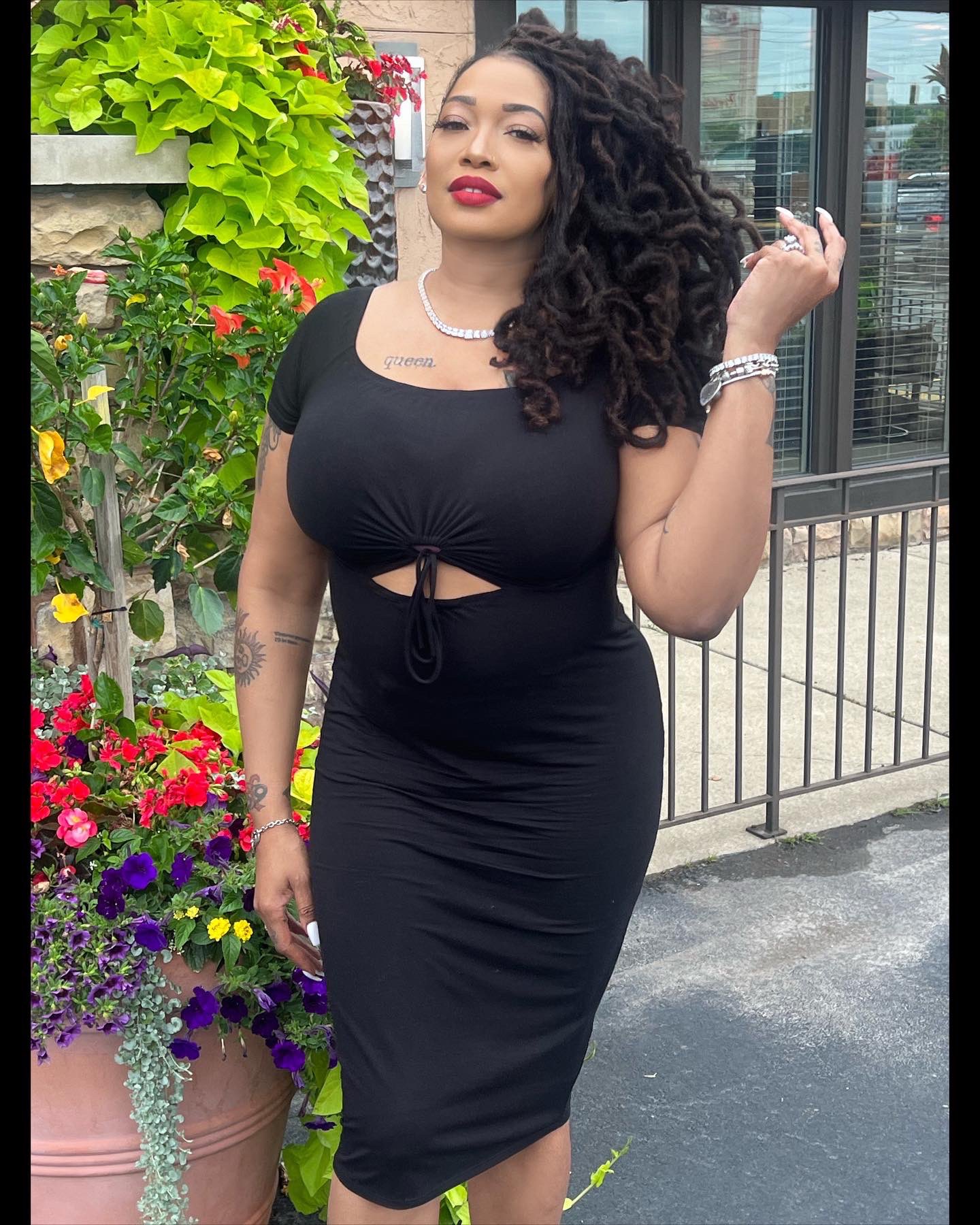 Laura Sahar Onlyfans: Is It Safe? - 1t8t7cu