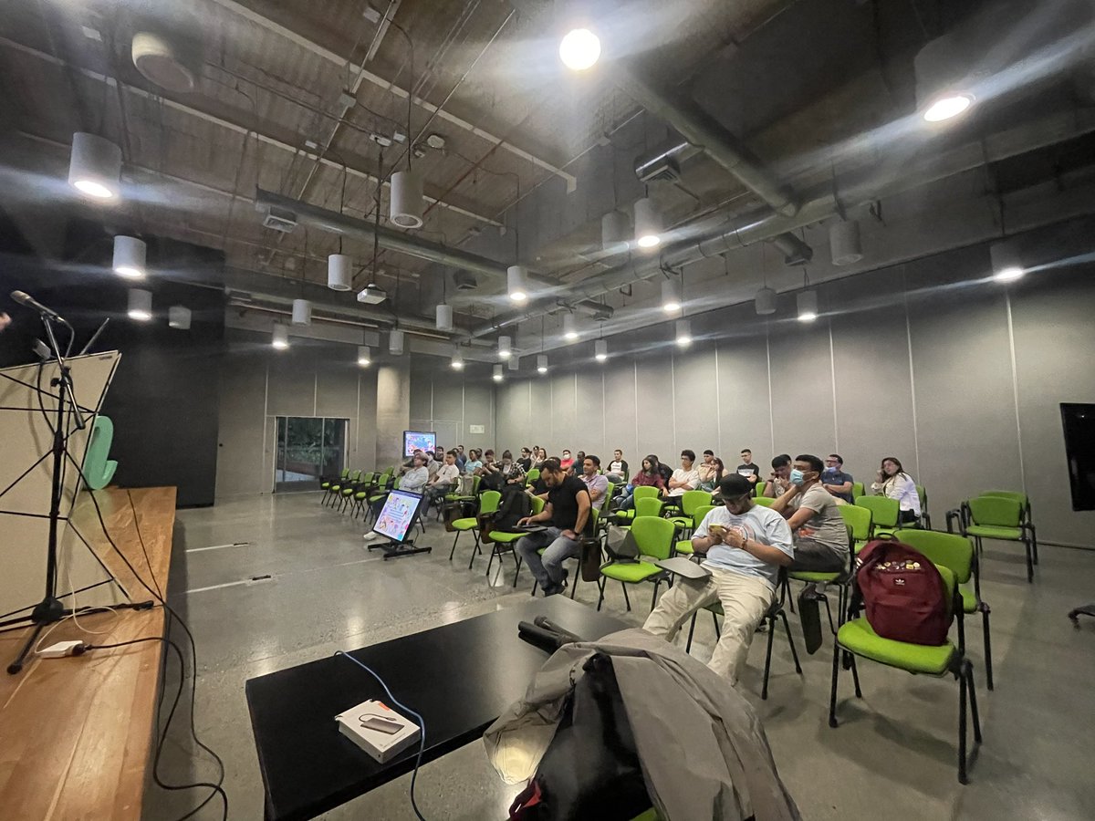 Estamos en vivo en este momento hablando de #spa y #javascript con <a href="/khriztianmoreno/">Khriztian Moreno 👨🏼‍💻👨🏼‍🏫</a>! 🎥                                      ❤️ twitch.tv/medellinjs 💜 youtu.be/wzMbxFNu414