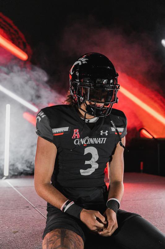 evan_prater's tweet photo. Seasons going by like I’m binge watching…🫣 #GoBearcats https://t.co/yx8zcdaTUC