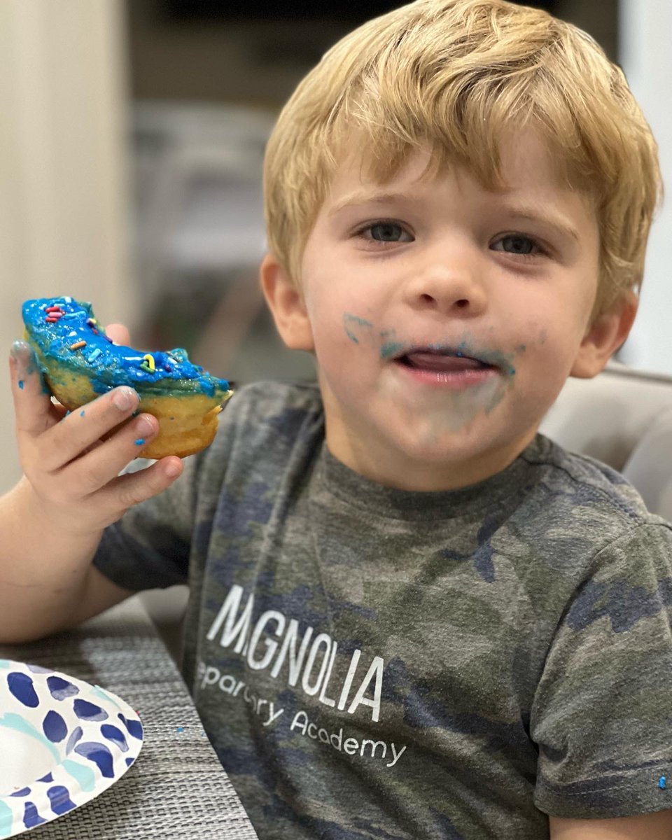 matthewgreco5's tweet photo. Someone enjoyed his blue donut. #KnightRyderG https://t.co/XQLOHoIeUR
