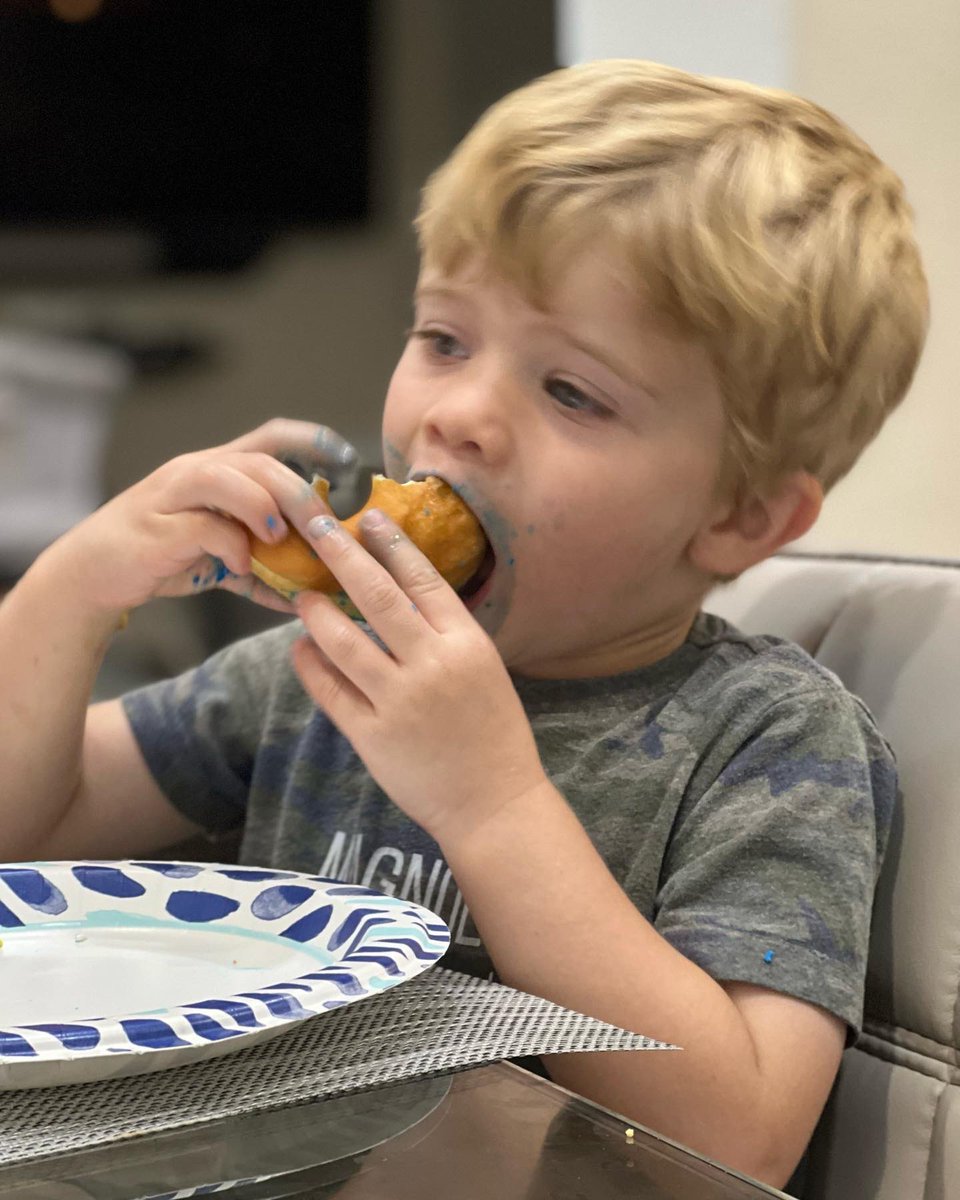 matthewgreco5's tweet photo. Someone enjoyed his blue donut. #KnightRyderG https://t.co/XQLOHoIeUR
