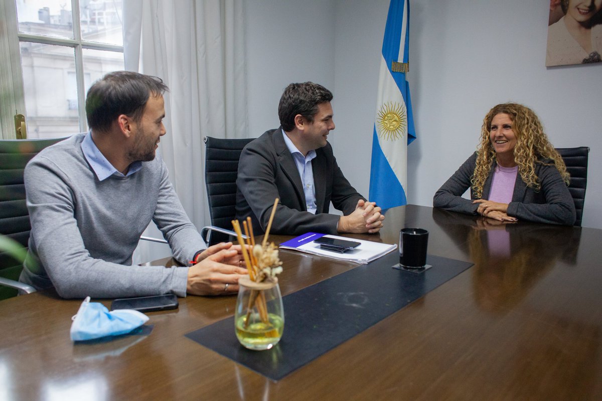 Hoy estuve con el int. de <a href="/munisanjose/">Municipalidad de San José</a>,Gustavo Bastian, con quién dialogamos sobre los planes con los que cuenta el <a href="/MinSeg/">MinSeg</a> para mejorar el equipamiento tecnológico de seguridad.
Me acompañó el dir. naconal para la Prevención de los Delitos y las Violencias, <a href="/CruzGiovannetti/">Juan cruz</a>