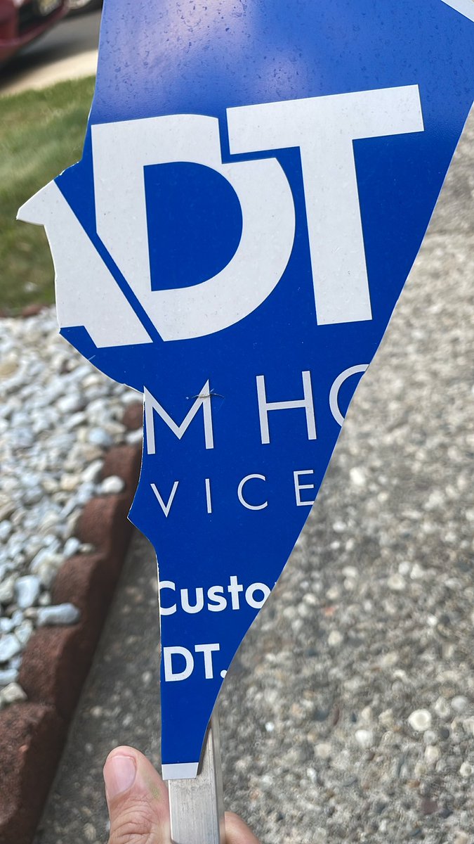 rmcvds's tweet photo. I broke this any chance I get a new one please https://t.co/6CjHK7oKYq