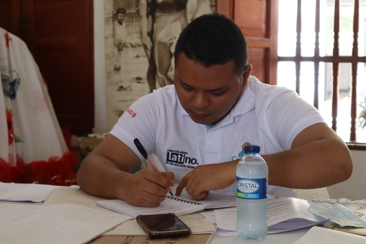 vlahebo's tweet image. Mucha emoción de acompañar el #CreaLab en #Sincé #Sucre. Mucha alegría de ver cómo las ideas y proyectos se hacen realidad.

Trabajamos con 100 chicas y chicos afectados por la pandemia a través de 5 laboratorios de creación + educación.

#InnovaciónEducativa