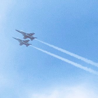 “ อรุณ​สวัสดิ์​นะทุกคน! วันนี้ฟ้าใสจังเลยครับ ”