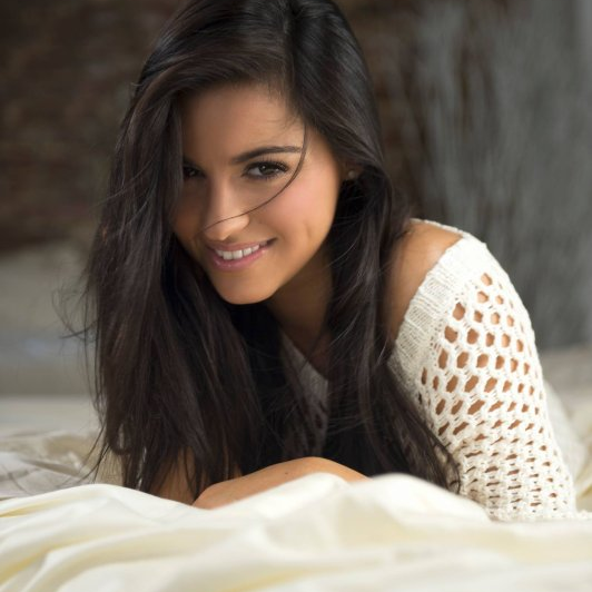Barrando ela mesma! 

Com +123 milhões, "Vas a Querer Volver" ultrapassa "Tú y Yo" e se torna o segundo videoclipe mais visualizado de Maite Perroni no Youtube.