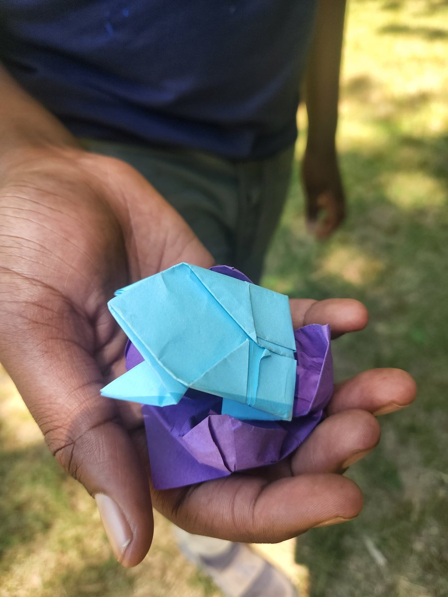 UrbanAdvSquad's tweet image. Art imitated life today as Squad leader and program educator Randi taught #SquadMembers to make origami lotus flowers, frogs, and dragonflies at Kenilworth Aquatic Gardens! How do you like to make artistic connections with nature?
@kenaqgardens
#JuniorRangerAdventureSquad