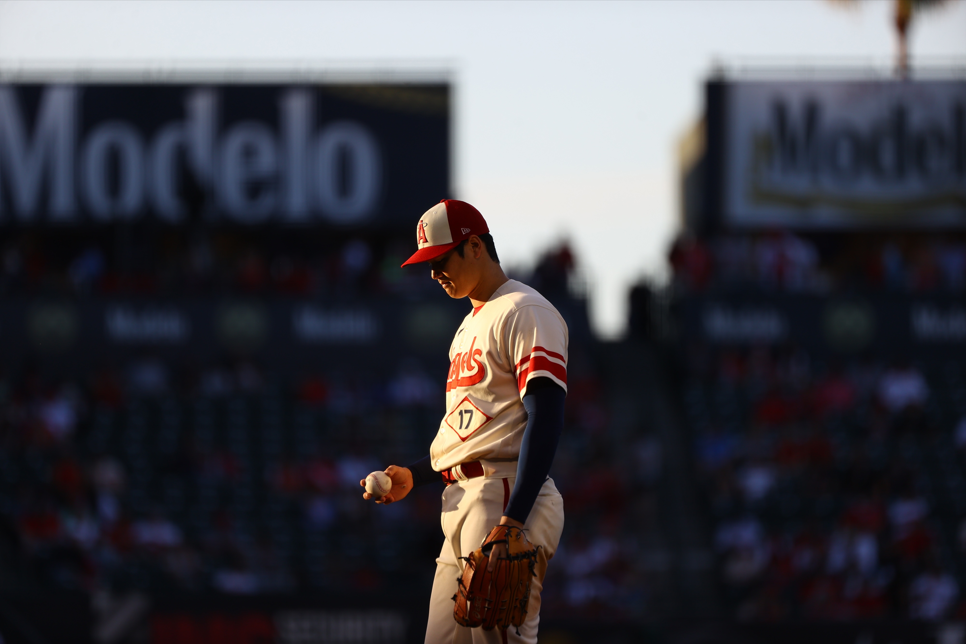 Los Angeles Angels on X: These unis in this lighting? *chef's kiss*  #GoHalos  / X