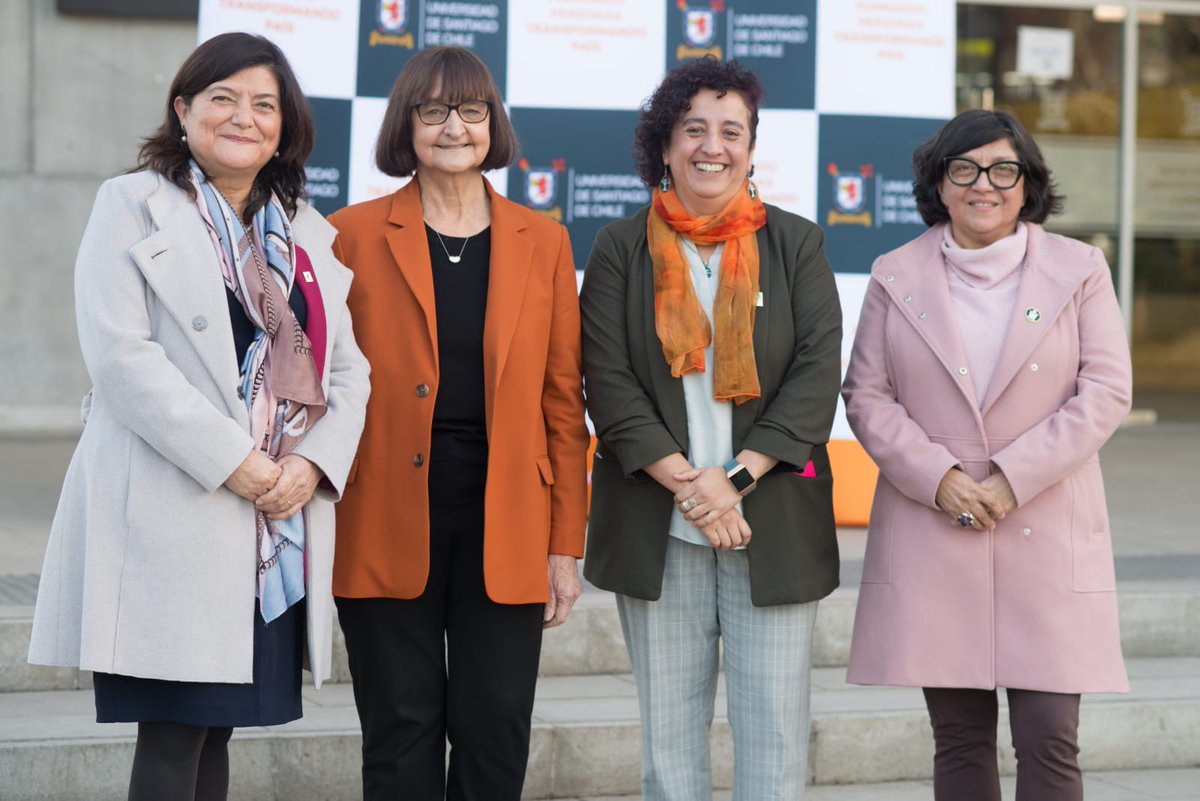 Hoy en la sesión mensual de las <a href="/uestatales/">Consorcio de Universidades del Estado de Chile</a>, tuvimos el primer encuentro oficial de las cuatro Rectoras de las Universidades públicas. Una imagen histórica, a la que esperamos se sigan sumando  más mujeres