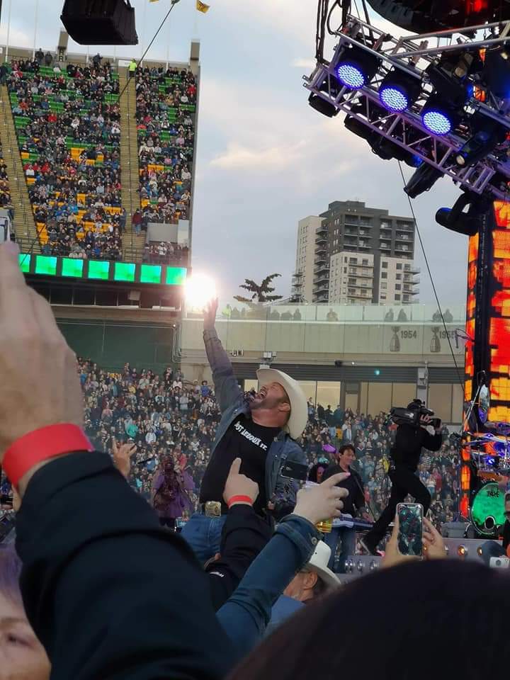 sammy251k's tweet photo. Was going through my photos from Edmonton and realized @garthbrooks was holding the sun in the palm of his hand!!! So cool!

#garthbrooks #Edmonton #GARTHinEDMONTON #YEG https://t.co/wXBY6E5gkb