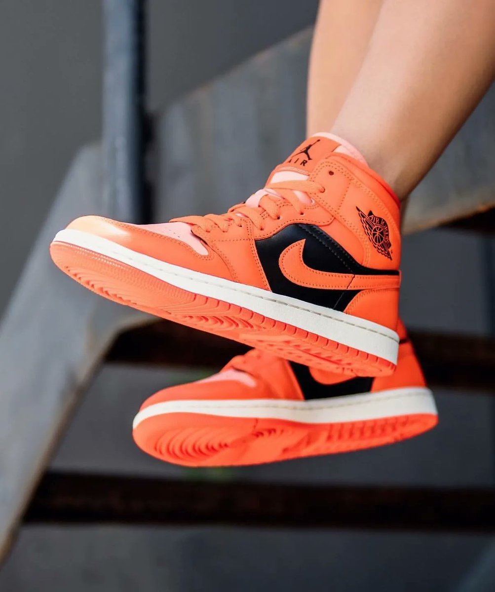 SneakerAlertHD's tweet photo. Wmns Air Jordan 1 Mid 'Orange Black' sizes available via YCMC => https://t.co/VoxbuGXgsF https://t.co/VuaMFHs0tz