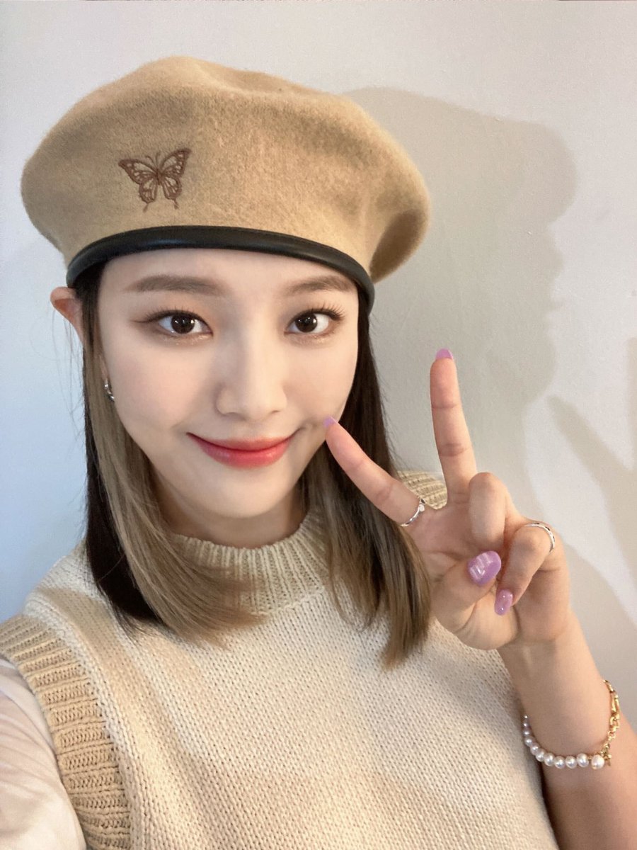 hourlymoonsua's tweet photo. moon sua beret is my favorite concept >3 

 https://t.co/x6ZPDrYGfT