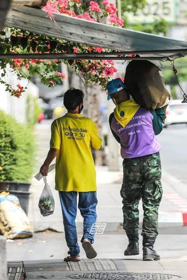 maknam2566's tweet image. #ถุงพระราชทาน ไม่ได้มาจากภาษีประชาชน ตามที่มีผู้พยายามบิดเบือน
แต่มาจาก #มูลนิธิราชประชานุเคราะห์ในพระบรมราชูปถัมภ์ ที่ก่อตั้งขึ้นโดย ร.9 เพื่อช่วยเหลือประชาชนในภาคใต้จากเหตุการณ์วาตภัยครั้งใหญ่ในอดีต "ชื่อของมูลนิธิราชประชานุเคราะห์ฯ หมายความว่า “พระราชา” และ “ประชาชน"