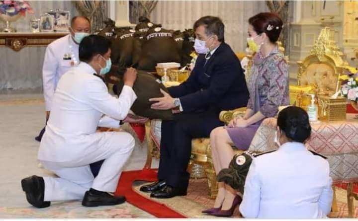 maknam2566's tweet image. #ถุงพระราชทาน ไม่ได้มาจากภาษีประชาชน ตามที่มีผู้พยายามบิดเบือน
แต่มาจาก #มูลนิธิราชประชานุเคราะห์ในพระบรมราชูปถัมภ์ ที่ก่อตั้งขึ้นโดย ร.9 เพื่อช่วยเหลือประชาชนในภาคใต้จากเหตุการณ์วาตภัยครั้งใหญ่ในอดีต "ชื่อของมูลนิธิราชประชานุเคราะห์ฯ หมายความว่า “พระราชา” และ “ประชาชน"