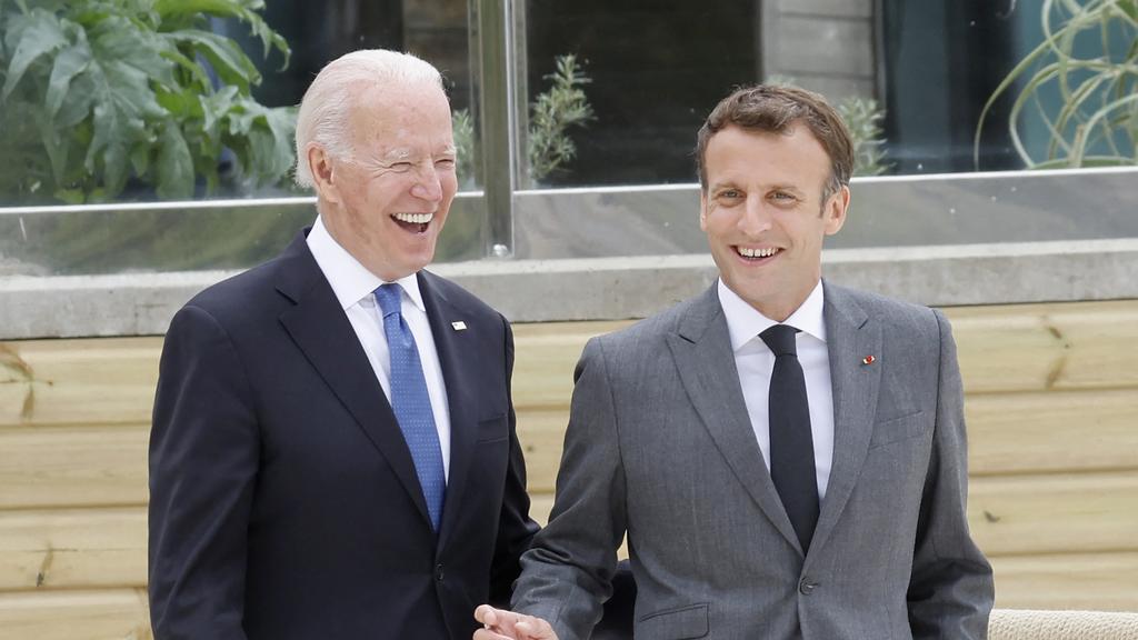 Macron court et interpelle Joe Biden pour lui parler de pétrole au G7 devant les caméras (Vidéo) - eteignezvotreordinateur.com/macron-court-e…